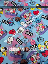 Cargar imagen en el visor de la galería, Microfibra Antifluidos Rígido BT21 fondo azul

