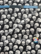 Cargar imagen en el visor de la galería, Microfibra Stretch Antifluidos Calaveras Fondo negro
