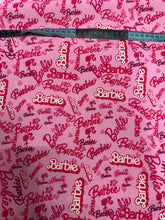 Cargar imagen en el visor de la galería, Microfibra Stretch Antifluidos Barbie fondo rosa
