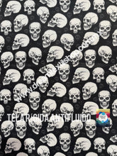 Cargar imagen en el visor de la galería, Microfibra Antifluidos Rígido calaveras fondo negro
