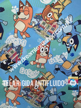 Cargar imagen en el visor de la galería, Microfibra Antifluidos Rígido Bluey fondo azul
