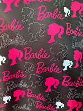 Cargar imagen en el visor de la galería, Microfibra Stretch Antifluidos Barbie logo fondo negro
