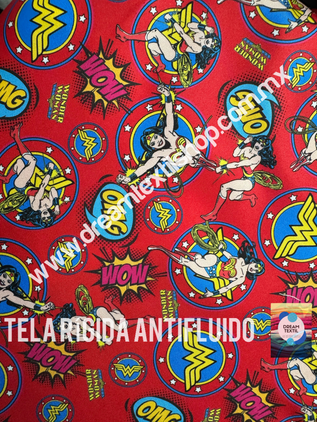 Microfibra Antifluidos Rígido Wonder Woman OMG fondo rojo