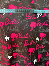 Cargar imagen en el visor de la galería, Microfibra Stretch Antifluidos Barbie logo fondo negro
