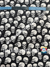 Cargar imagen en el visor de la galería, Microfibra Antifluidos Rígido calaveras fondo negro

