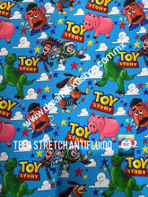 Cargar imagen en el visor de la galería, Microfibra Stretch Antifluidos Toy Story fondo turquesa

