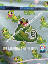 Cargar imagen en el visor de la galería, Microfibra Antifluidos Rígido Rapunzel Pascal fondo aqua cap (48 x 48cm centrado 20cm)
