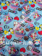 Cargar imagen en el visor de la galería, Microfibra Antifluidos Rígido BT21 fondo azul
