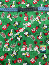 Cargar imagen en el visor de la galería, Microfibra Antifluidos Rígido Snoopy Navidad fondo verde
