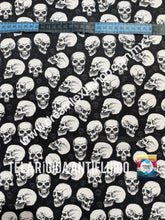 Cargar imagen en el visor de la galería, Microfibra Antifluidos Rígido calaveras fondo negro
