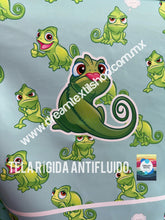Cargar imagen en el visor de la galería, Microfibra Antifluidos Rígido Rapunzel Pascal fondo aqua cap (48 x 48cm centrado 20cm)
