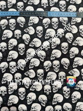 Cargar imagen en el visor de la galería, Microfibra Stretch Antifluidos  calaveras fondo negro
