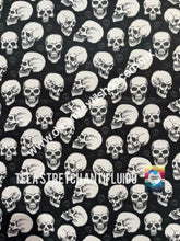 Cargar imagen en el visor de la galería, Microfibra Stretch Antifluidos  calaveras fondo negro
