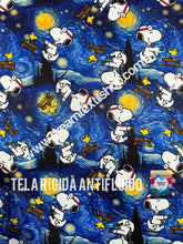 Cargar imagen en el visor de la galería, Microfibra Antifluidos Rígido Snoopy noche estrellada
