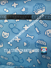 Cargar imagen en el visor de la galería, Microfibra Stretch Antifluidos Veterinario fondo azul

