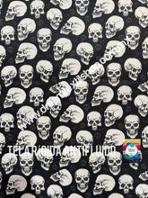 Cargar imagen en el visor de la galería, Microfibra Antifluidos Rígido calaveras fondo negro
