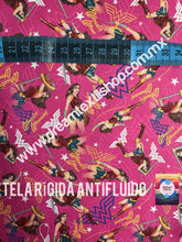 Cargar imagen en el visor de la galería, Microfibra Antifluidos Rígido Wonder Woman fondo rosa
