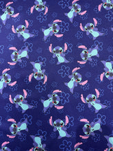 Cargar imagen en el visor de la galería, Microfibra Antifluidos Rígido Stitch fondo azul flor
