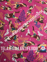 Cargar imagen en el visor de la galería, Microfibra Antifluidos Rígido Wonder Woman fondo rosa
