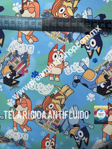 Microfibra Antifluidos Rígido Bluey fondo azul