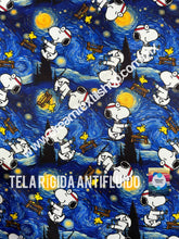 Cargar imagen en el visor de la galería, Microfibra Antifluidos Rígido snoopy noche estrellada
