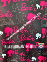 Cargar imagen en el visor de la galería, Microfibra Antifluidos Rígido Barbie logo fondo negro
