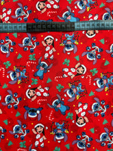 Cargar imagen en el visor de la galería, Microfibra Stretch Antifluidos Stich fondo rojo navideño
