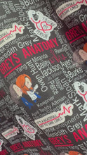 Cargar y reproducir el video en el visor de la galería, Microfibra Antifluidos Rígido Medicina Grey's Anatomy fondo negro
