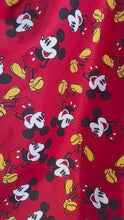 Cargar y reproducir el video en el visor de la galería, Microfibra Antifluidos Rígido Mickey fondo rojo
