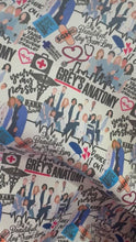 Cargar y reproducir el video en el visor de la galería, Microfibra Antifluidos Rígido Medicina Grey's Anatomy fondo blanco
