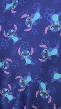 Cargar y reproducir el video en el visor de la galería, Microfibra Antifluidos Rígido Stitch fondo azul flor
