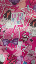 Cargar y reproducir el video en el visor de la galería, Microfibra Antifluidos Rígido Medicina Nurse Corazón fondo rosa
