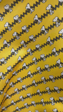 Cargar y reproducir el video en el visor de la galería, Microfibra Antifluidos Rígido Snoopy fondo amarillo
