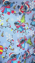 Cargar y reproducir el video en el visor de la galería, Microfibra Antifluidos Rígido Stich Navideño azul arbol
