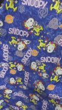 Cargar y reproducir el video en el visor de la galería, Microfibra Antifluidos Rígido Snoopy astronauta azul
