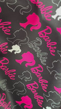 Cargar y reproducir el video en el visor de la galería, Microfibra Antifluidos Rígido Barbie logo fondo negro
