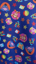Cargar y reproducir el video en el visor de la galería, Microfibra Antifluidos Rígido Winnie Pooh fondo azul cubos
