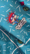 Cargar y reproducir el video en el visor de la galería, Microfibra Antifluidos Rígido Rugrats Carlitos ya no quiero ser adulto cap (48 x 48cm centrado 20cm)
